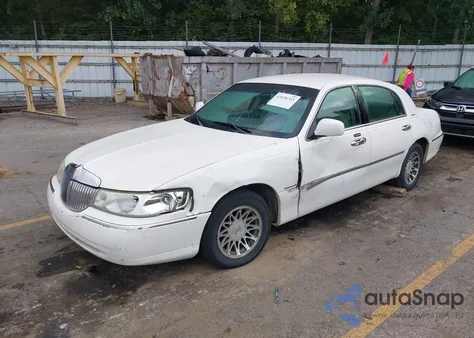 2001 Lincoln Town Car Signature from USA, damaged, VIN 1LNHM82W41Y689143